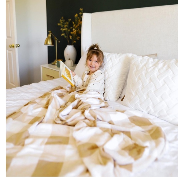 PLUSH THROW - Picture 2 of 5